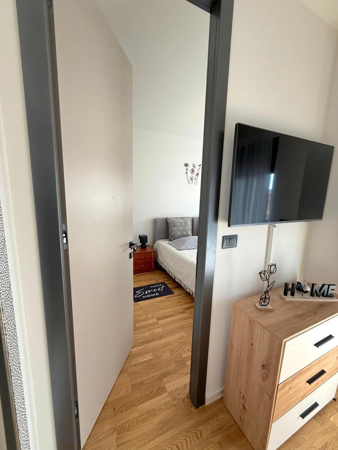 Lana With Private Parking Apartment