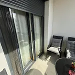 Lana Apartment With Private Parking