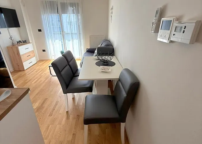 Lana Apartment With Private Parking